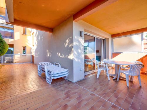 d'une terrasse avec une table, des chaises et une table. dans l'établissement Studio confortable avec Wi-Fi, vue mer, 4 personnes - FR-1-827-60, à Roquebrune-Cap-Martin