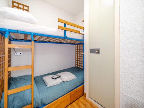 une chambre avec deux lits superposés et une échelle dans l'établissement Studio confortable vue mer avec Wi-Fi, idéal pour 4 personnes - FR-1-827-62, à Roquebrune-Cap-Martin