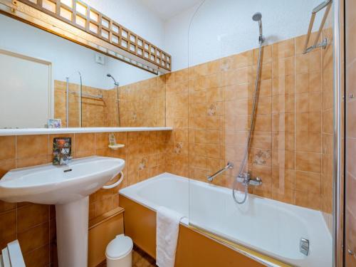 une salle de bain avec un lavabo, une baignoire et une douche dans l'établissement Studio confortable vue mer avec Wi-Fi, idéal pour 4 personnes - FR-1-827-62, à Roquebrune-Cap-Martin