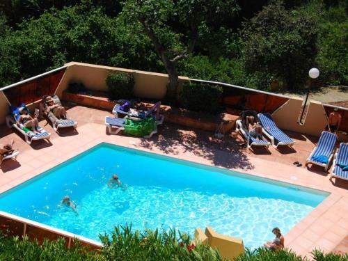 - une vue sur la piscine entourée de chaises dans l'établissement Studio confortable vue mer avec Wi-Fi, idéal pour 4 personnes - FR-1-827-62, à Roquebrune-Cap-Martin