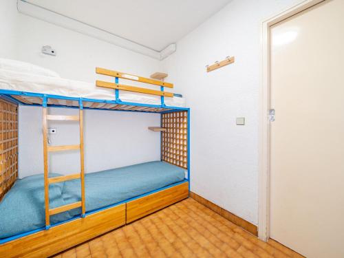 Cette chambre comprend 2 lits superposés. dans l'établissement Studio confortable, idéal pour 4 personnes avec Wi-Fi - FR-1-827-72, à Roquebrune-Cap-Martin