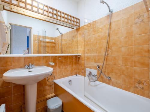 une salle de bain avec un lavabo, une douche et une baignoire dans l'établissement Studio confortable, idéal pour 4 personnes avec Wi-Fi - FR-1-827-72, à Roquebrune-Cap-Martin