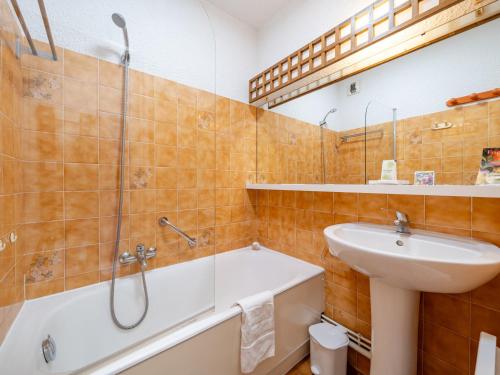 une salle de bain avec une baignoire, un lavabo et une douche dans l'établissement Studio vue mer pour 4 avec Wi-Fi, séjour idéal ! - FR-1-827-73, à Roquebrune-Cap-Martin