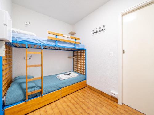 Cette chambre comprend 2 lits superposés. dans l'établissement Studio vue mer pour 4 avec Wi-Fi, séjour idéal ! - FR-1-827-73, à Roquebrune-Cap-Martin