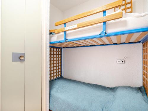 une petite pièce avec deux lits superposés dans l'établissement Studio confortable avec WiFi pour 4 personnes à Roquebrune-Cap-Martin - FR-1-827-75, à Roquebrune-Cap-Martin