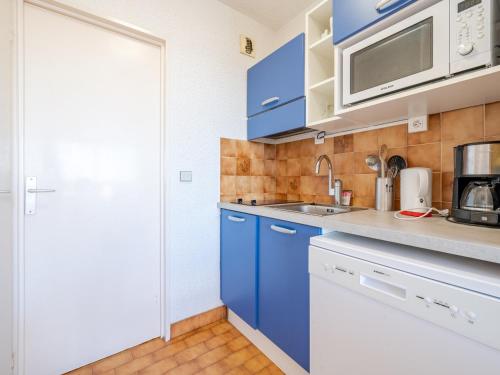 - une cuisine avec des placards bleus et un four micro-ondes dans l'établissement Studio confortable avec WiFi pour 4 personnes à Roquebrune-Cap-Martin - FR-1-827-75, à Roquebrune-Cap-Martin