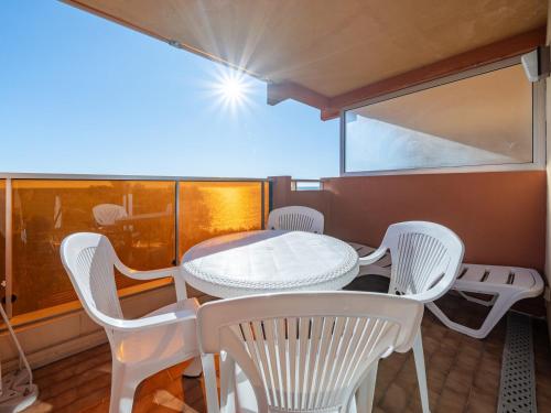 une pièce avec une table, des chaises et une fenêtre dans l'établissement Studio bord de mer 4 pers, Wi-Fi inclus - FR-1-827-91, à Roquebrune-Cap-Martin