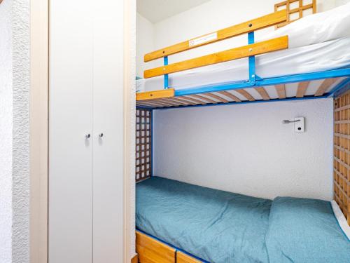 - une petite chambre avec 2 lits superposés dans l'établissement Studio bord de mer 4 pers, Wi-Fi inclus - FR-1-827-91, à Roquebrune-Cap-Martin