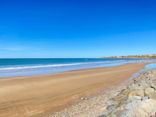 Photo de la galerie de l'établissement Maison rénovée 2 chambres, jardin clos, à 600m de la plage - WIFI - FR-1-231-339, à Bretignolles-sur-Mer