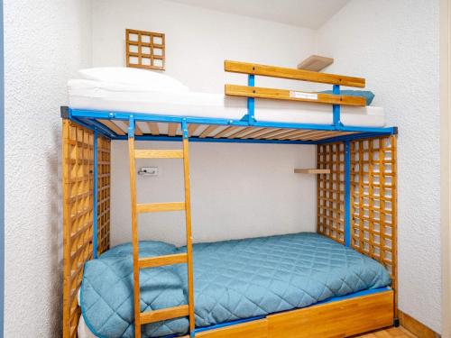 un lit superposé dans une petite pièce avec une échelle dans l'établissement Studio vue mer pour 4 avec Wi-Fi et animaux admis - FR-1-827-63, à Roquebrune-Cap-Martin