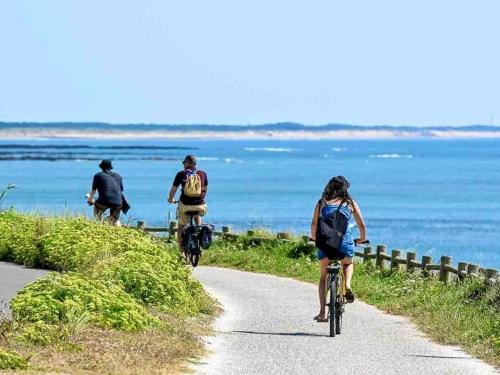 Photo de la galerie de l'établissement Maison rénovée 2 chambres, jardin clos, à 600m de la plage - WIFI - FR-1-231-339, à Bretignolles-sur-Mer