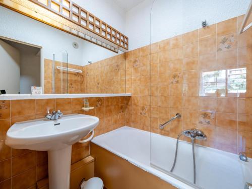 une salle de bain avec un lavabo, une douche et une baignoire dans l'établissement Studio vue mer pour 4 avec Wi-Fi et animaux admis - FR-1-827-63, à Roquebrune-Cap-Martin