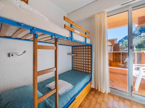 - une chambre avec des lits superposés et un balcon dans l'établissement Appartement 6 pers, vue mer, Wi-Fi inclus - FR-1-827-65, à Roquebrune-Cap-Martin