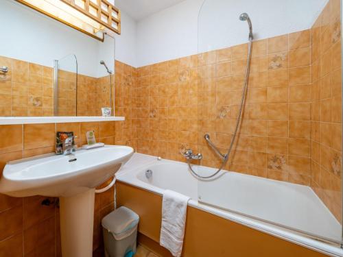 une salle de bain avec un lavabo et une baignoire et un lavabo dans l'établissement Appartement 6 pers, vue mer, Wi-Fi inclus - FR-1-827-65, à Roquebrune-Cap-Martin