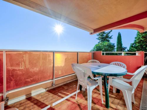 un patio avec une table et des chaises sur un balcon dans l'établissement Studio pour 4 avec Wi-Fi illimité, vue mer à Roquebrune-Cap-Martin - FR-1-827-66, à Roquebrune-Cap-Martin