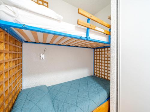 une chambre avec lits superposés et un lit bleu dans une pièce dans l'établissement Studio pour 4 avec Wi-Fi illimité, vue mer à Roquebrune-Cap-Martin - FR-1-827-66, à Roquebrune-Cap-Martin