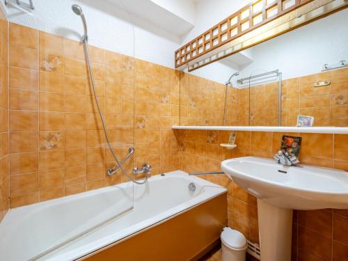 une salle de bain avec un lavabo et une baignoire et un lavabo dans l'établissement Studio avec vue mer, Wi-Fi, pour 4 personnes à Roquebrune-Cap-Martin - FR-1-827-69, à Roquebrune-Cap-Martin