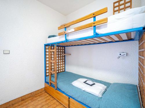 une chambre avec deux lits superposés dans une pièce dans l'établissement Studio cosy pour 4 à Roquebrune-Cap-Martin avec Wi-Fi - FR-1-827-76, à Roquebrune-Cap-Martin