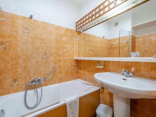 La salle de bains est pourvue d'un lavabo et d'une baignoire à côté d'un lavabo. dans l'établissement Studio cosy pour 4 à Roquebrune-Cap-Martin avec Wi-Fi - FR-1-827-76, à Roquebrune-Cap-Martin