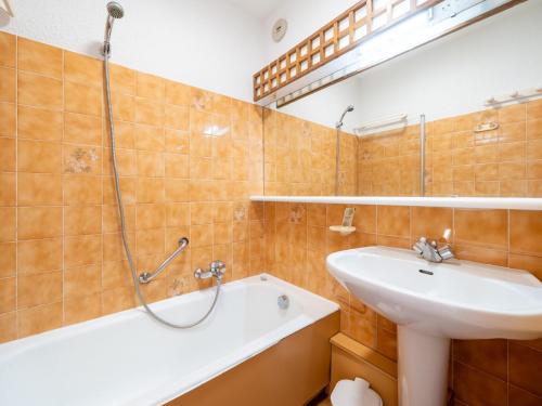 La salle de bains est pourvue d'un lavabo, d'une douche et d'une baignoire. dans l'établissement Studio confortable avec Wi-Fi pour 4 personnes ! - FR-1-827-93, à Roquebrune-Cap-Martin