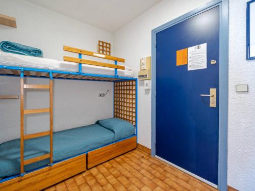 Cette chambre comprend 2 lits superposés et une porte bleue. dans l'établissement Studio confortable avec Wi-Fi illimité, vue mer, pour 4 personnes à Roquebrune-Cap-Martin - FR-1-827-52, à Roquebrune-Cap-Martin