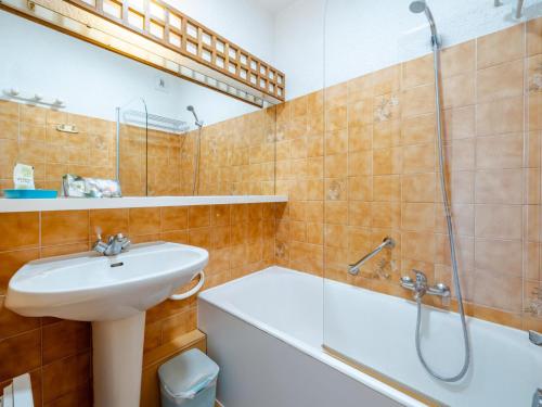 une salle de bain avec un lavabo, des toilettes et une douche dans l'établissement Studio confortable avec Wi-Fi illimité, vue mer, pour 4 personnes à Roquebrune-Cap-Martin - FR-1-827-52, à Roquebrune-Cap-Martin