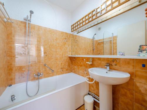une salle de bain avec une douche, un lavabo et une baignoire dans l'établissement Studio 4 pers. avec Wi-Fi, vue mer à Roquebrune-Cap-Martin - FR-1-827-85, à Roquebrune-Cap-Martin