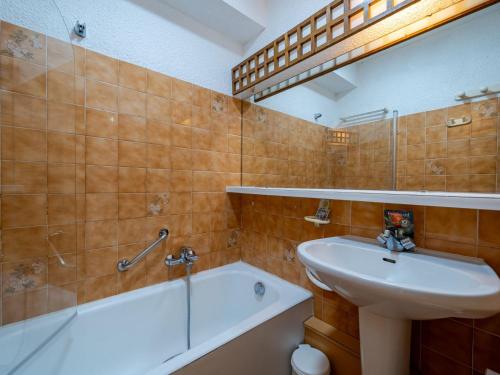 une salle de bain avec un lavabo et une baignoire dans l'établissement Studio confortable avec Wi-Fi pour 4 personnes à Roquebrune-Cap-Martin - FR-1-827-56, à Roquebrune-Cap-Martin