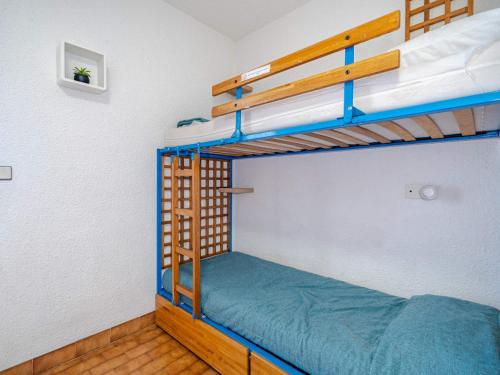 une chambre avec deux lits superposés dans l'établissement Studio 4 pers, vue mer, Wi-Fi, animaux admis - FR-1-827-55, à Roquebrune-Cap-Martin