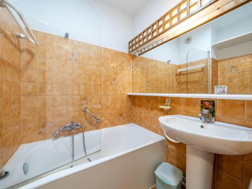une salle de bain avec un lavabo et des toilettes et une baignoire et un lavabo dans l'établissement Studio 4 pers, vue mer, Wi-Fi, animaux admis - FR-1-827-55, à Roquebrune-Cap-Martin
