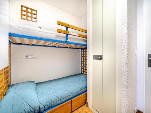 Cette petite chambre comprend des lits superposés. dans l'établissement Studio pour 4 avec Wi-Fi inclus, vue sur mer à Roquebrune-Cap-Martin - FR-1-827-64, à Roquebrune-Cap-Martin