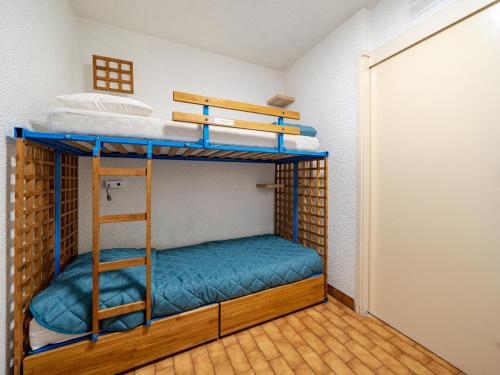 une chambre avec deux lits superposés dans l'établissement Studio confortable pour 4 avec Wi-Fi, proche de la mer - FR-1-827-83, à Roquebrune-Cap-Martin