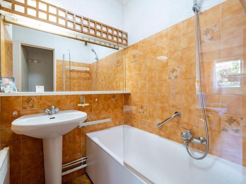 une salle de bain avec un lavabo, une douche et une baignoire dans l'établissement Studio confortable pour 4 avec Wi-Fi, proche de la mer - FR-1-827-83, à Roquebrune-Cap-Martin