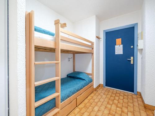 Cette chambre dispose de lits superposés avec 2 lits superposés et une porte bleue. dans l'établissement Studio 4 personnes avec Wi-Fi illimité à Roquebrune-Cap-Martin - FR-1-827-89, à Roquebrune-Cap-Martin