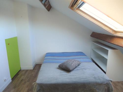 une chambre avec un lit avec un oreiller dessus dans l'établissement Appartement Duplex, 4-6 pers, près plage, Kerjouanno, parking inclus - FR-1-639-145, à Arzon