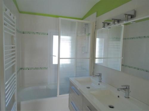 une salle de bain blanche avec un lavabo et une douche dans l'établissement Appartement Duplex, 4-6 pers, près plage, Kerjouanno, parking inclus - FR-1-639-145, à Arzon