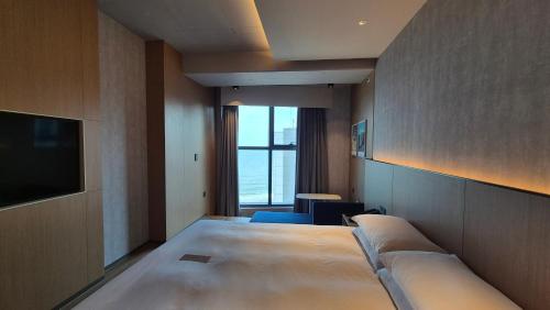 Una cama o camas en una habitación de L7 HAEUNDAE by LOTTE