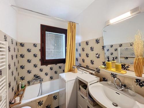 une salle de bain avec un lavabo et un miroir dans l'établissement Appartement 2 pièces au pied des pistes à Combloux - FR-1-560-162, à Combloux