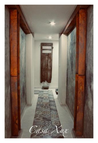 a corridor in a building with a door and a window at Departamento Privado y Amplio en Zona Norte con Wifi cerca Centro in Mérida