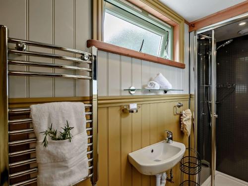 Ένα μπάνιο στο 1 Bed in Great Torrington 82862