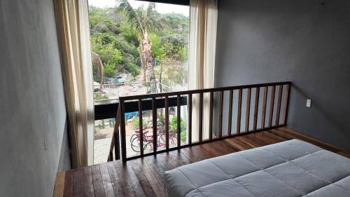 Ένα ή περισσότερα κρεβάτια σε δωμάτιο στο Rock Bay by Chành Rành