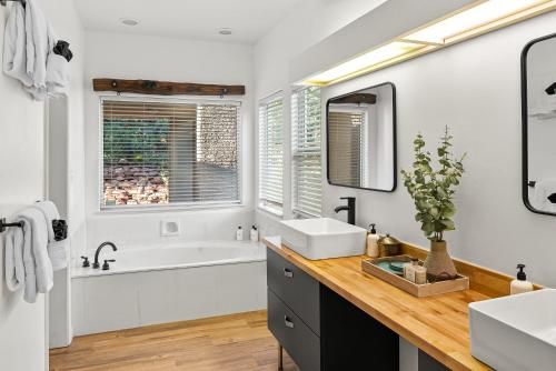 Koupelna v ubytování Craigmont Retreat Awe Red Rocks Views Exquisite Decor Above Tlaquepaque