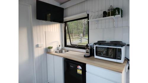 Una cocina o zona de cocina en Firefly Tiny House by Tiny Away