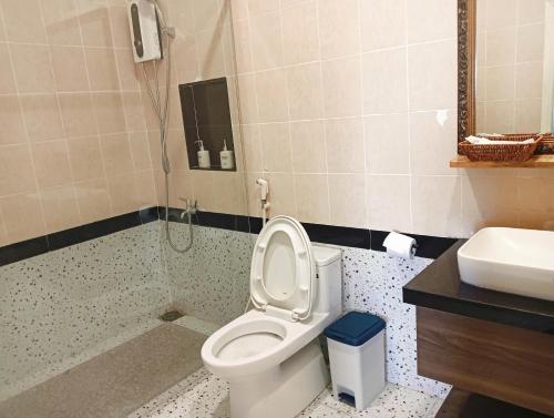a bathroom with a toilet and a shower and a sink at Hòn Cau Resort & Restaurant in Tuy Phong