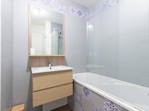 une salle de bain avec une baignoire et un lavabo et une baignoire tubermottermott dans l'établissement Appartement Peyragudes 6 pers, balcon, ski, parking - FR-1-695-75, à Gouaux-de-Larboust