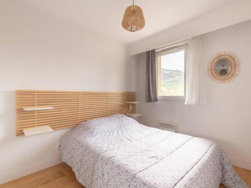 une chambre blanche avec un lit et une fenêtre dans l'établissement Appartement Peyragudes 6 pers, balcon, ski, parking - FR-1-695-75, à Gouaux-de-Larboust