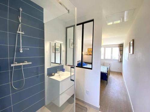 une salle de bain avec un lavabo et un miroir dans l'établissement Bel appartement rénové avec vue mer à Trégastel, proche plage - FR-1-368-462, à Trégastel