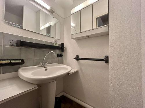 une salle de bain blanche avec un lavabo et un miroir dans l'établissement Studio Rez-de-Chaussée à Saint-Cyprien avec Terrasse et Parking - FR-1-225D-224, à Saint-Cyprien