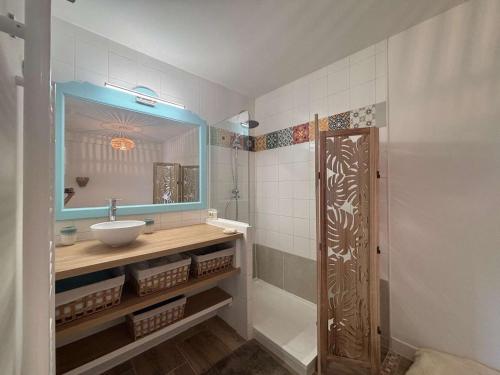 une salle de bain avec un lavabo et un miroir dans l'établissement Les Issambres T2 rénové avec piscine et parking - FR-1-226-561, à Roquebrune-sur Argens