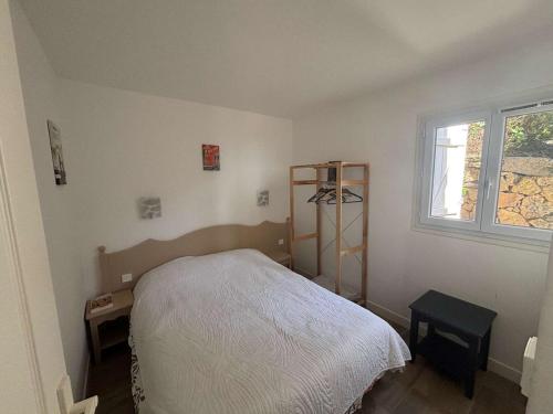 une petite chambre avec un lit et une fenêtre dans l'établissement Les Issambres T2 rénové avec piscine et parking - FR-1-226-561, à Roquebrune-sur Argens